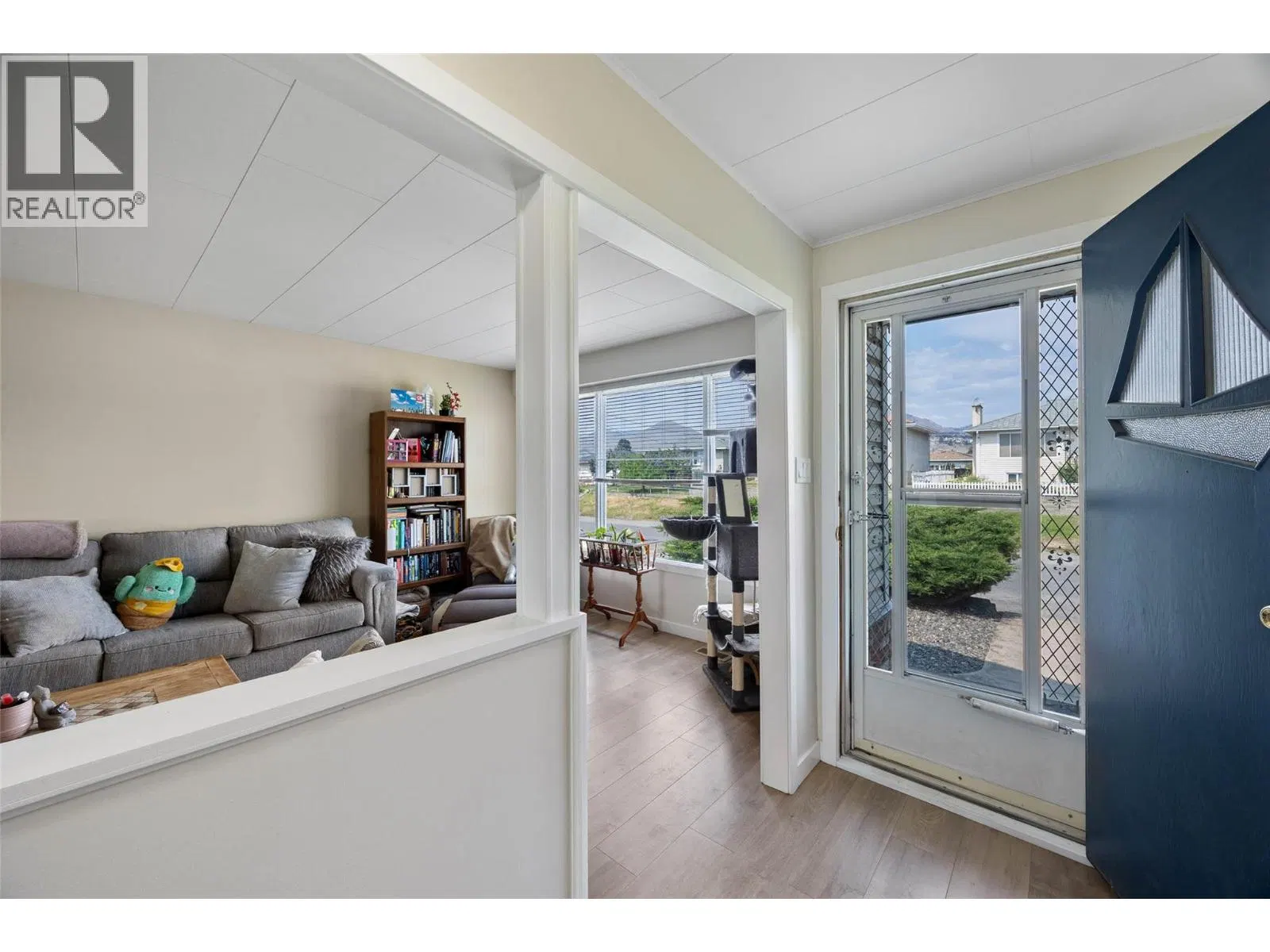 Photo 3 of 46 at 1019 Moncton Avenue