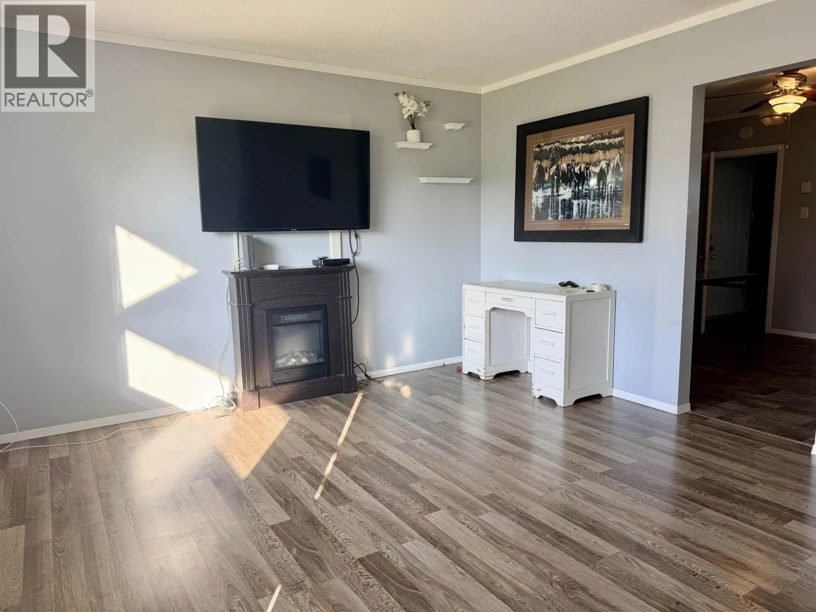 Photo 2 of 19 at 28 LILLOOET Crescent