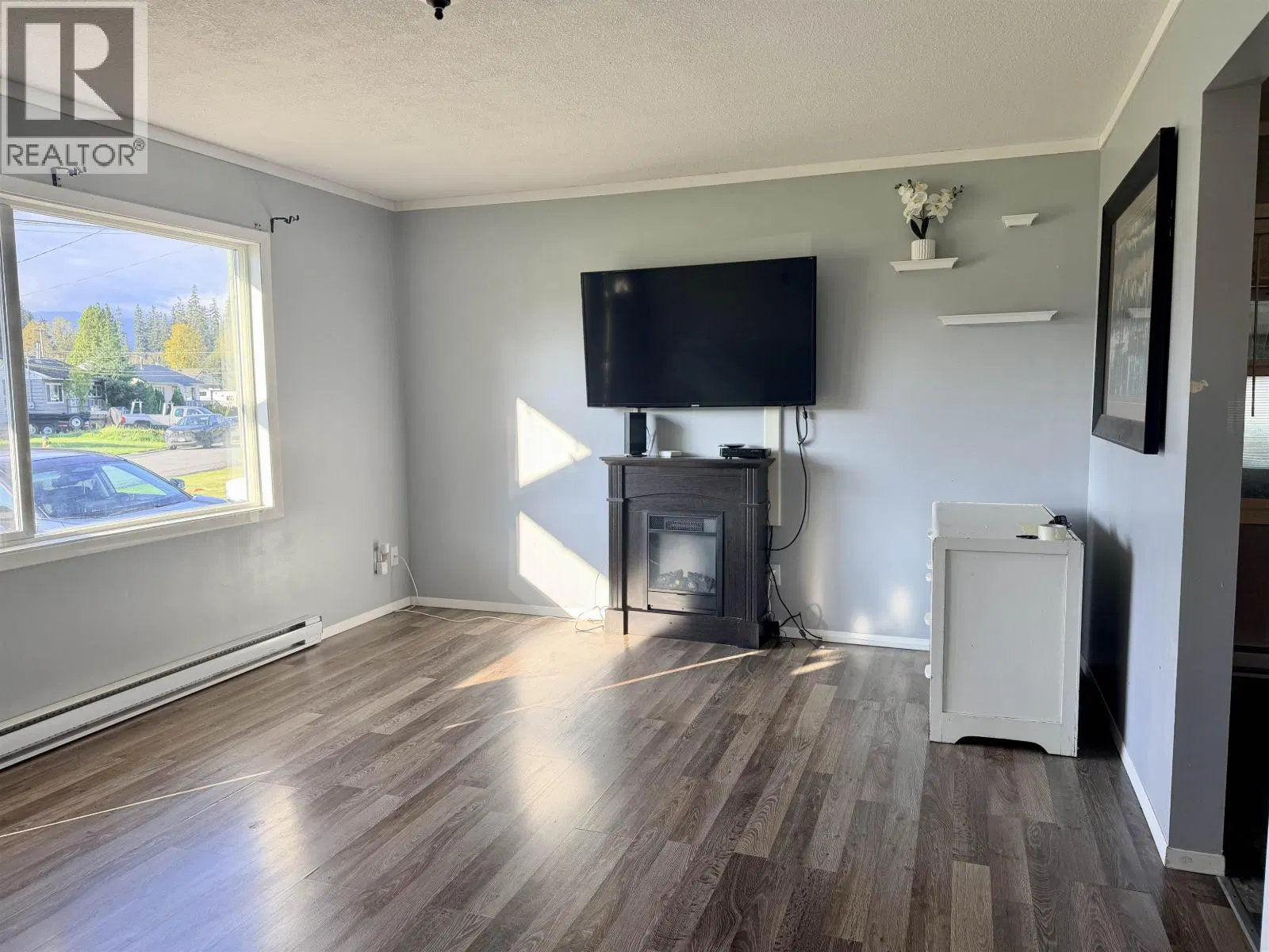 Photo 3 of 19 at 28 LILLOOET Crescent