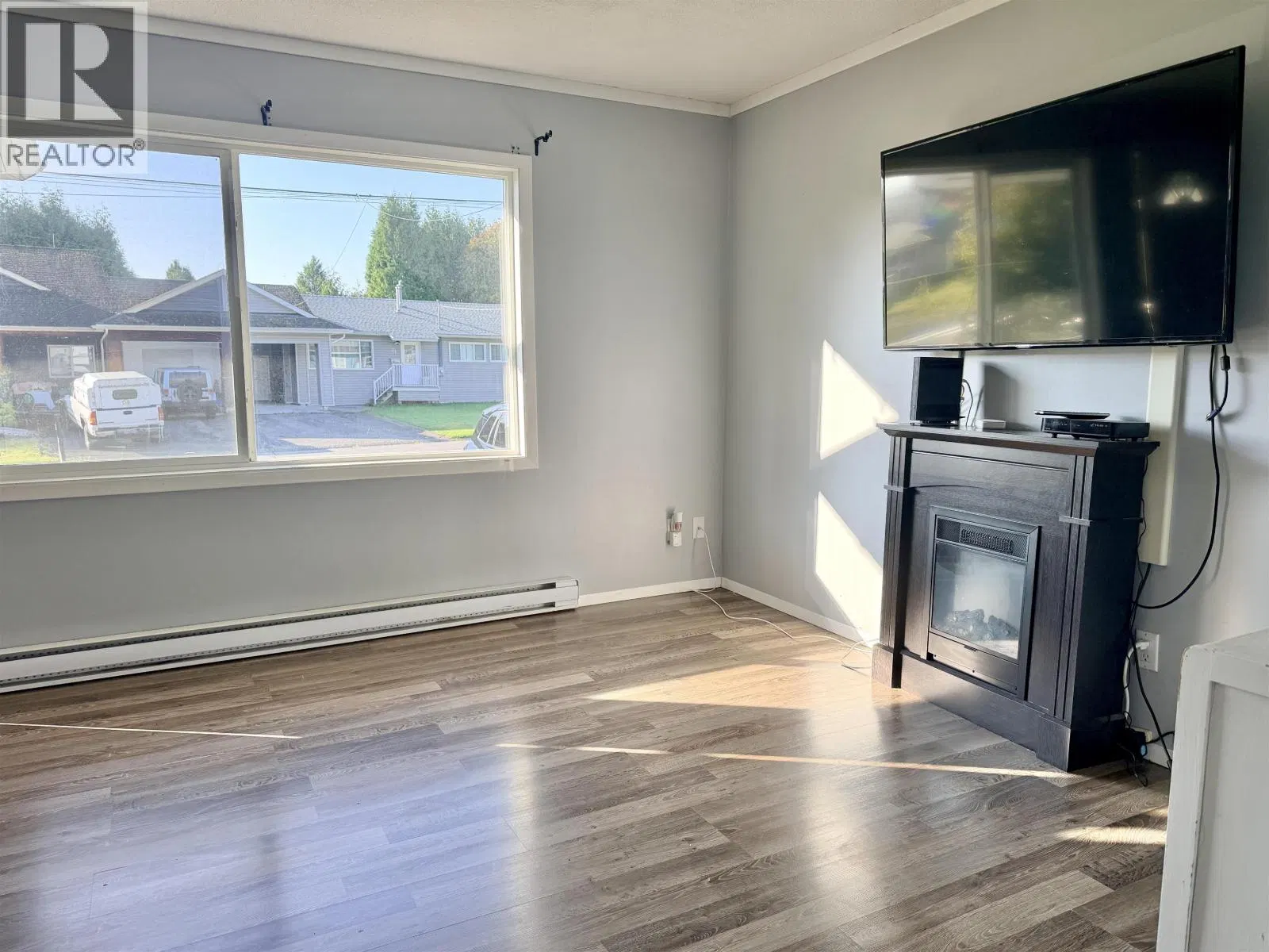 Photo 4 of 19 at 28 LILLOOET Crescent