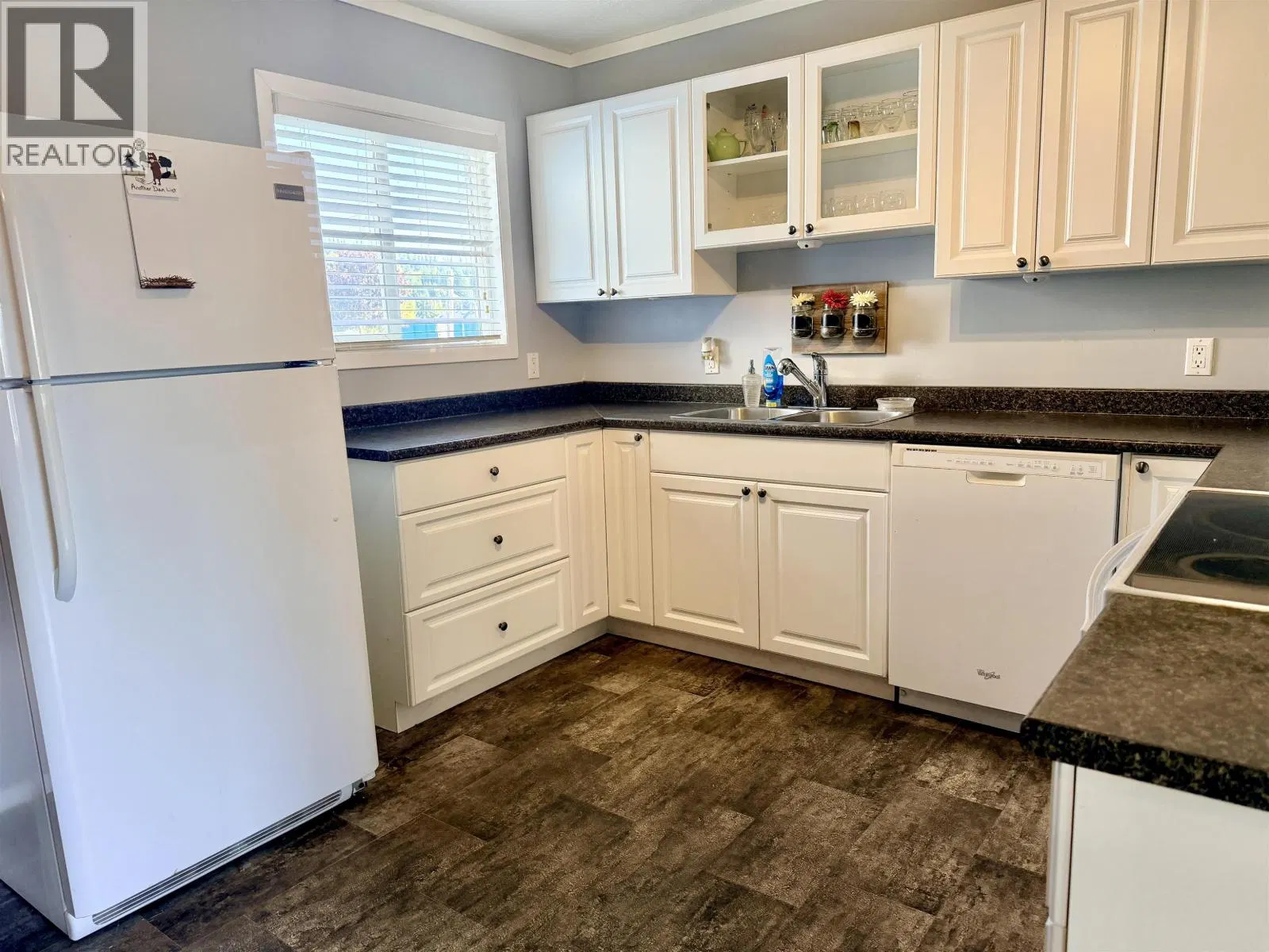 Photo 5 of 19 at 28 LILLOOET Crescent