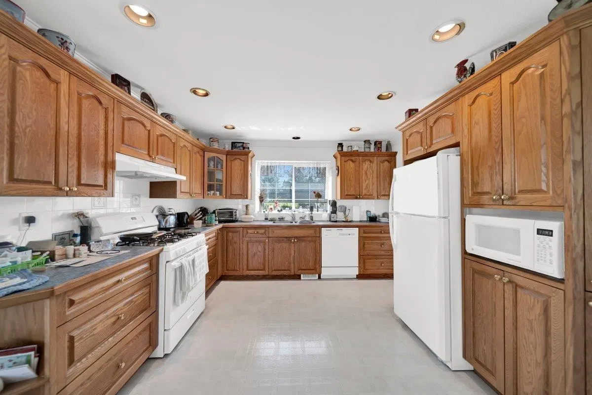 Photo 5 of 31 at 8577 184 Street