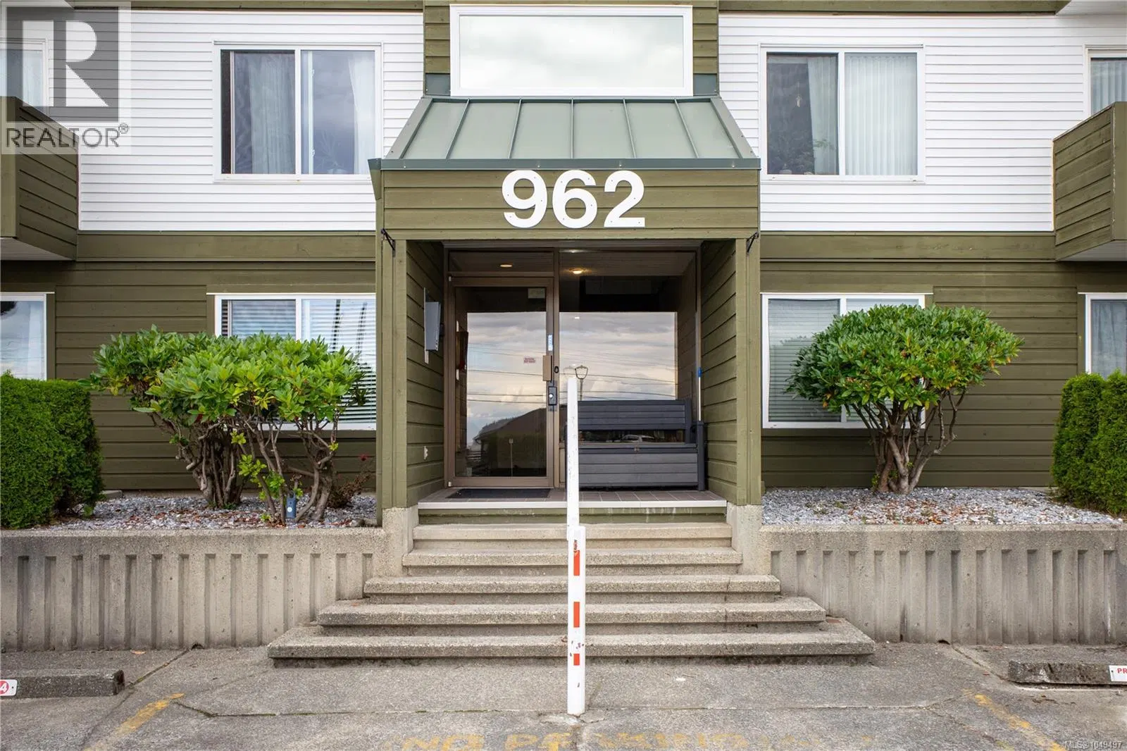Photo 2 of 50 at #304 – 962 Island Highway
