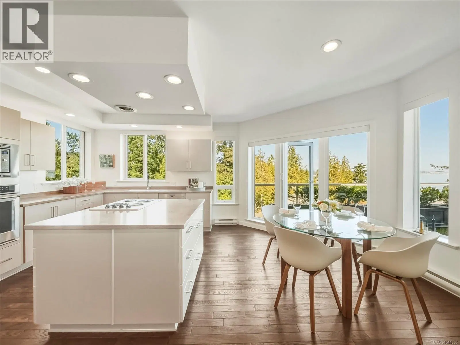 Photo 5 of 40 at #1 – 4771 Cordova Bay Road
