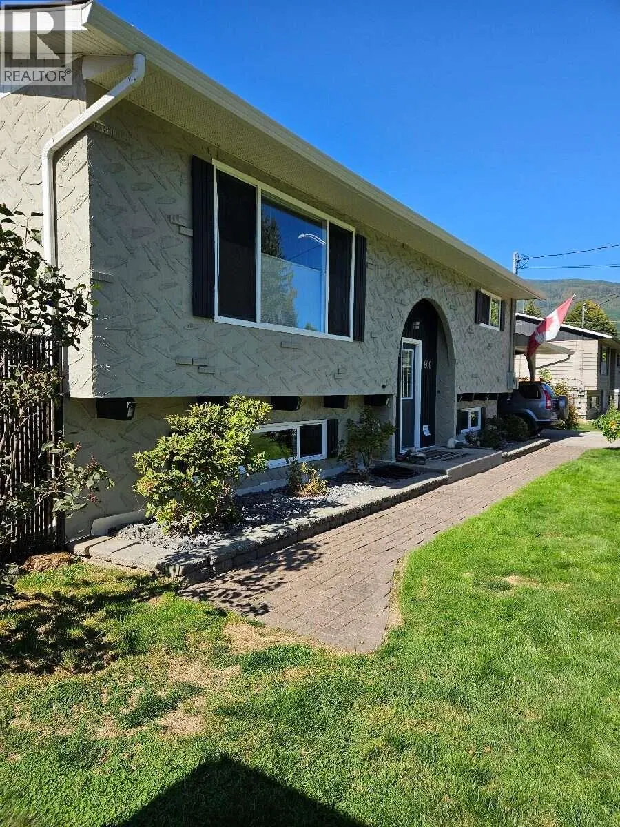 Photo 2 of 34 at 606 Gillis Avenue