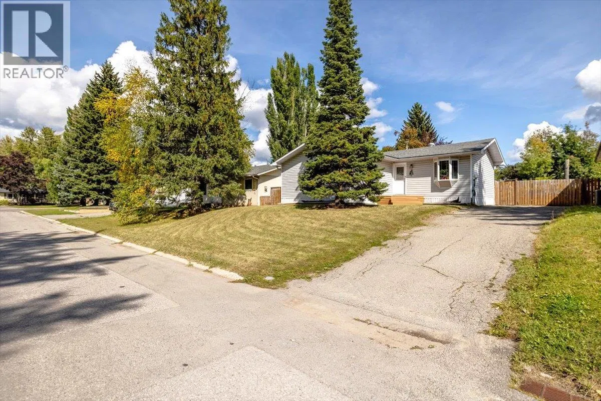 Photo 4 of 68 at 4 Ridgemont Avenue