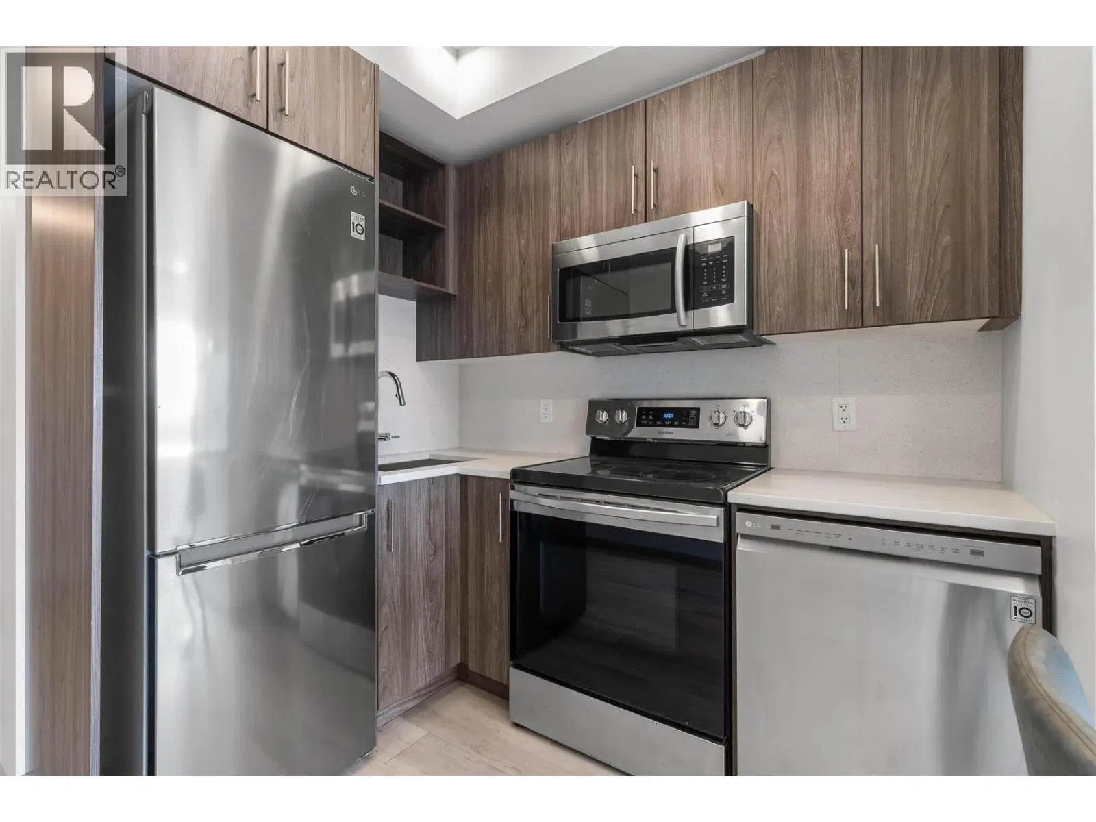 Photo 3 of 16 at PH8 – 345 Dougall Road