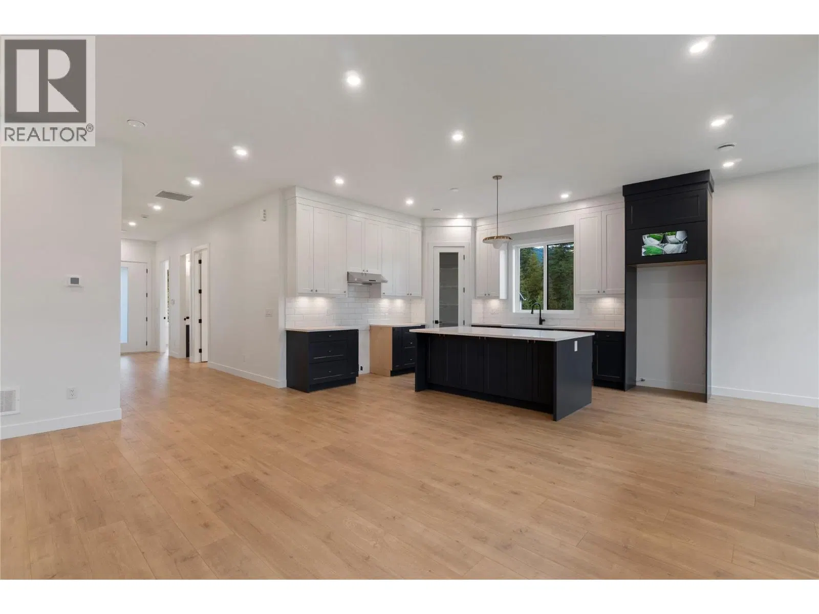 Photo 4 of 39 at 6900 42 Street