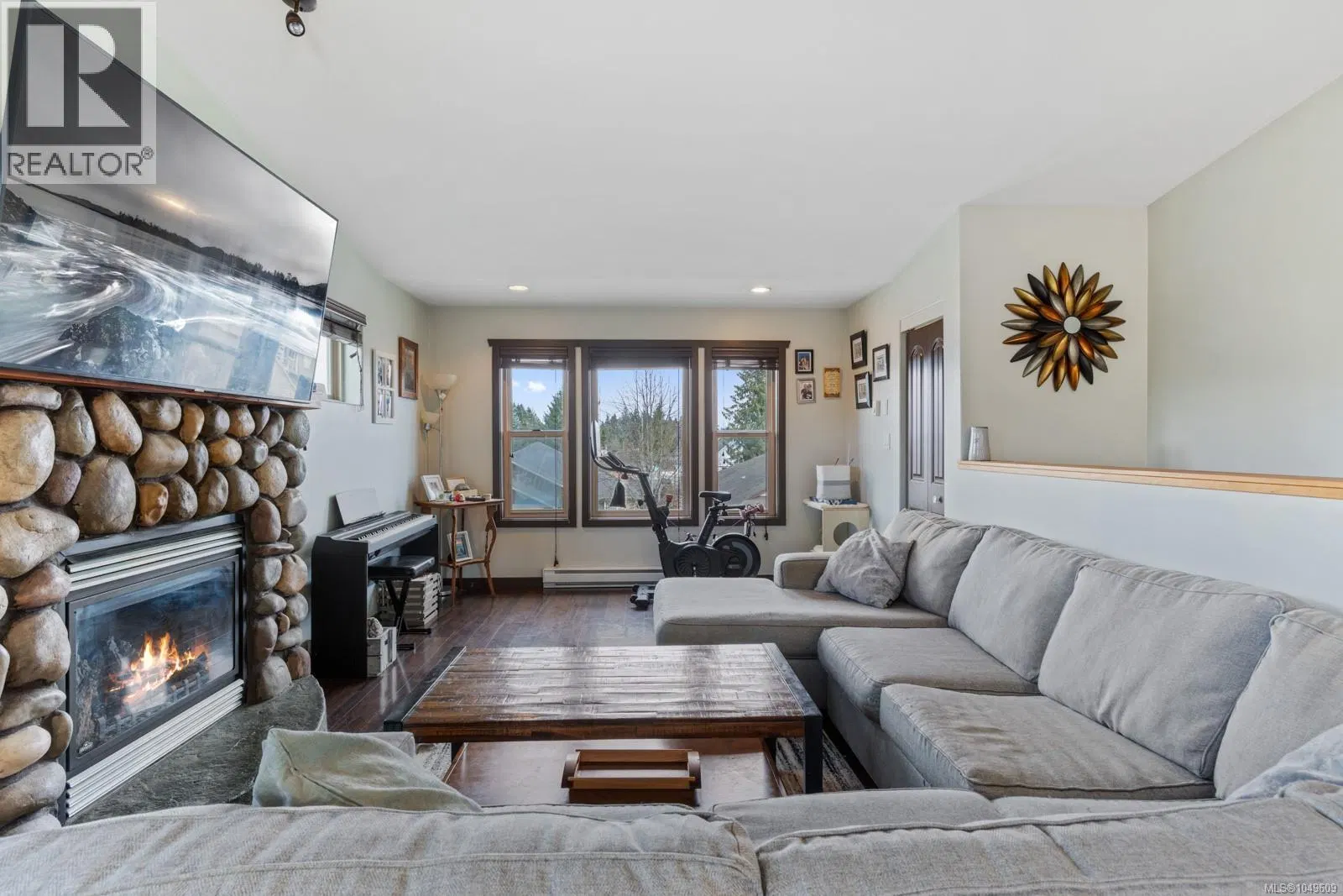 Photo 2 of 47 at 2735 Rydal Avenue
