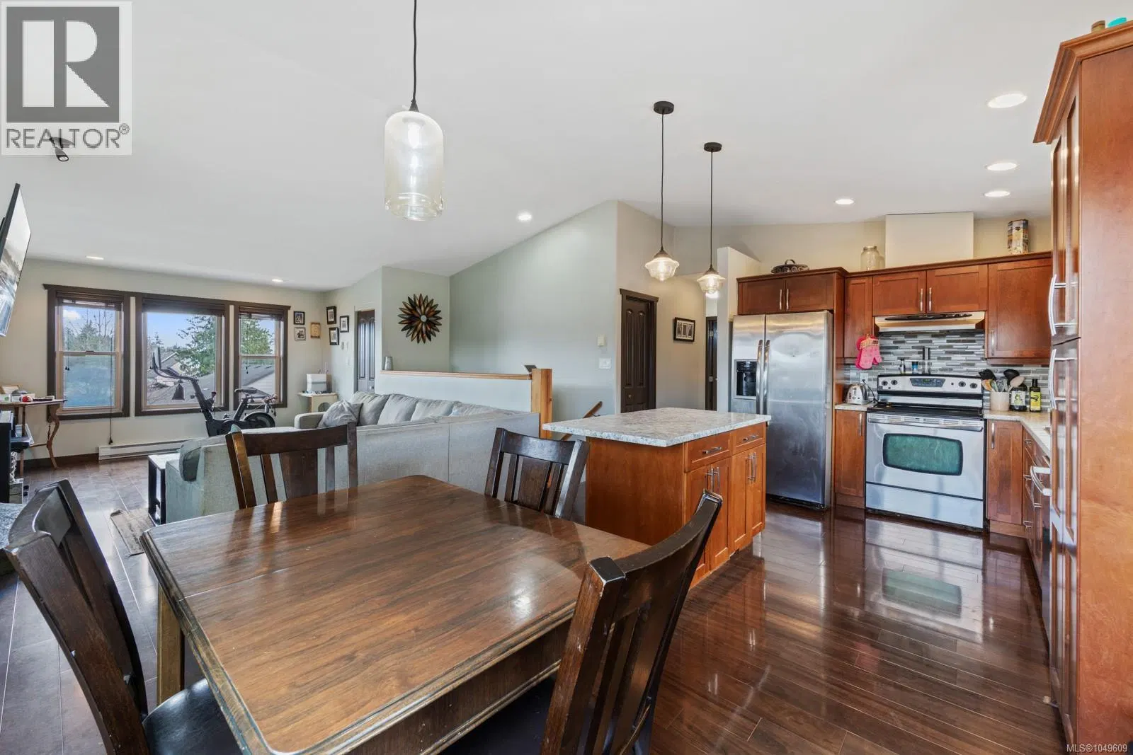 Photo 3 of 47 at 2735 Rydal Avenue