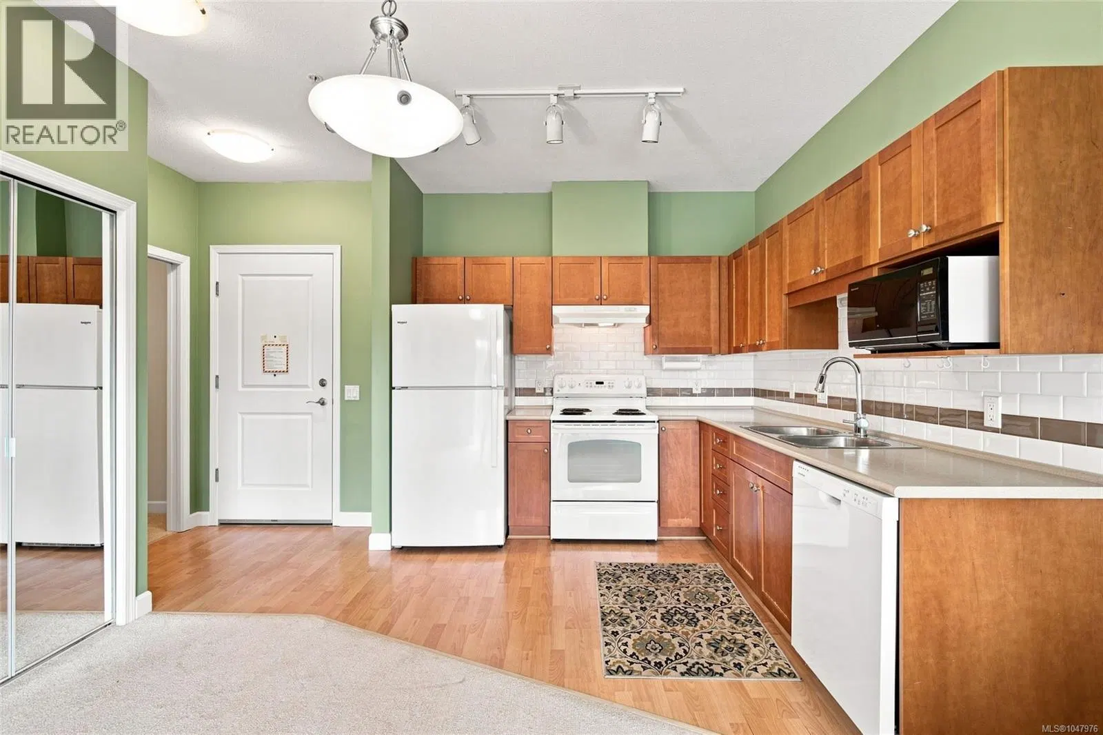 Photo 2 of 29 at #421 – 650 Berwick Road