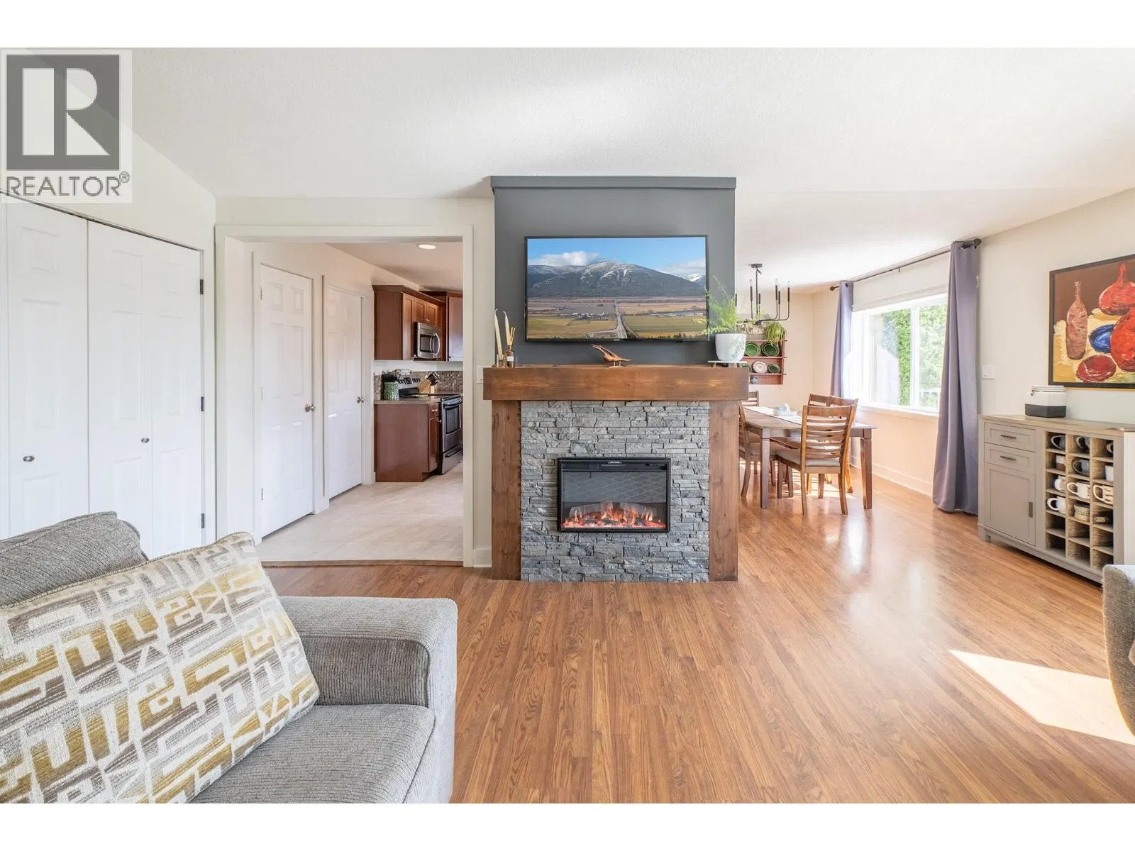 Photo 5 of 44 at 908 Purcell Crescent