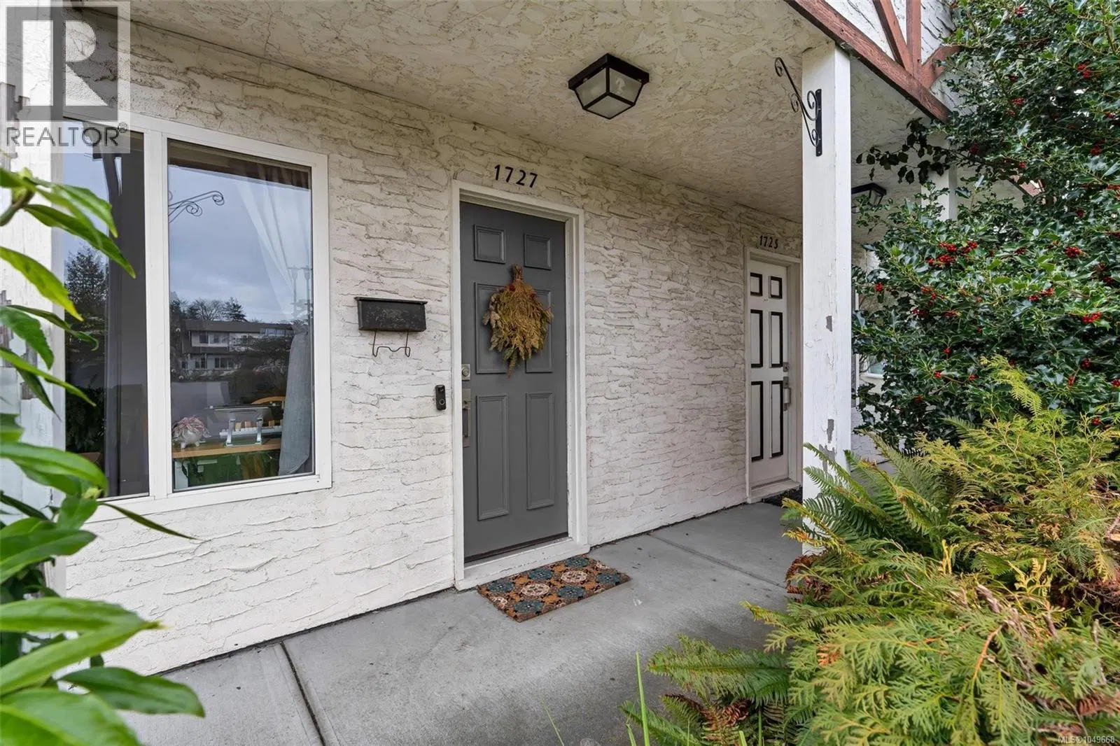 Photo 4 of 54 at 1725/1727 Ashdale Place