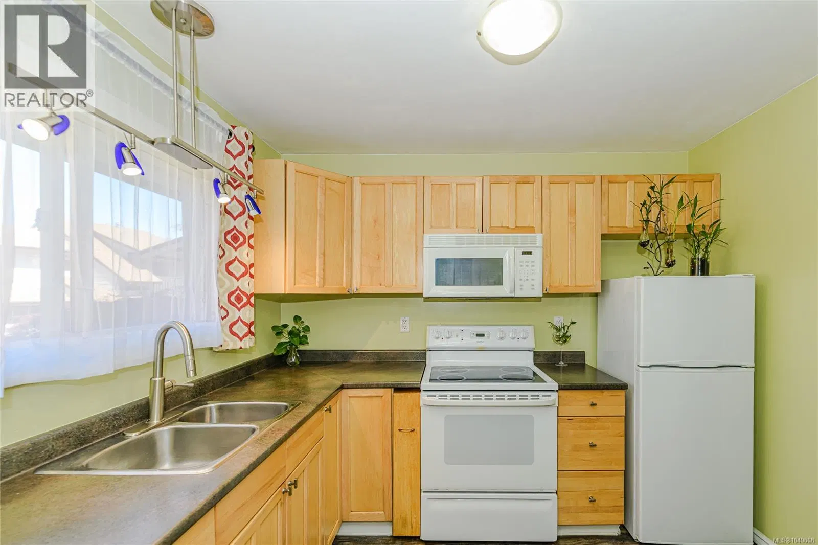 Photo 5 of 36 at #5 – 1506 ADMIRALS Road
