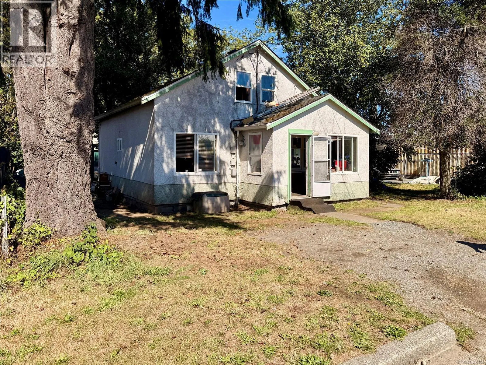 Photo 2 of 5 at 1600 17th Avenue