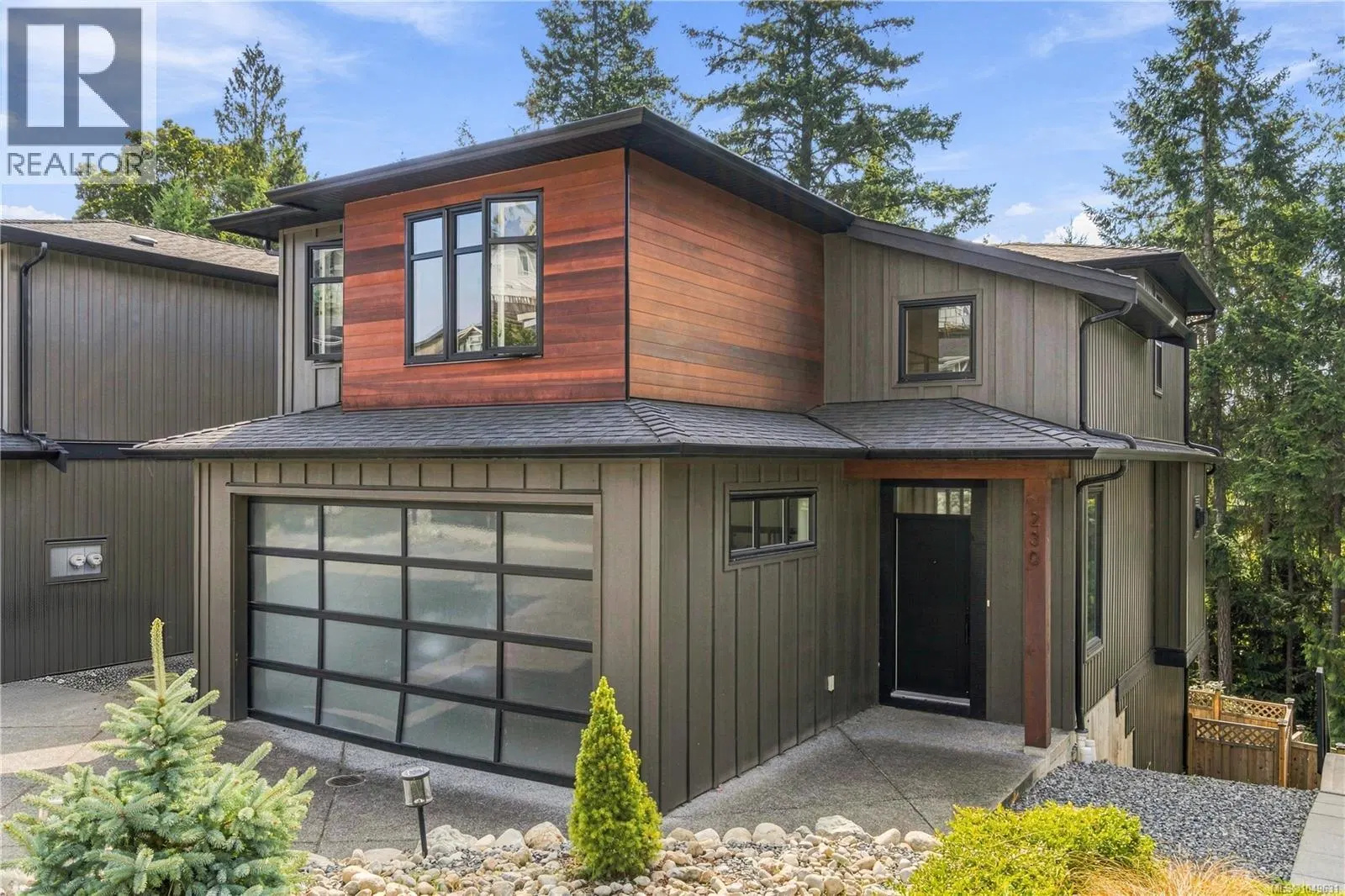 230 Golden Oaks Crescent