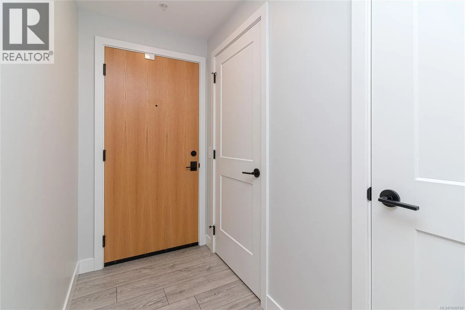 Photo 5 of 36 at #115 – 950 Whirlaway Crescent