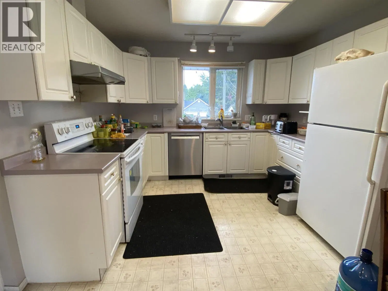Photo 4 of 31 at 4839 MILLS Avenue