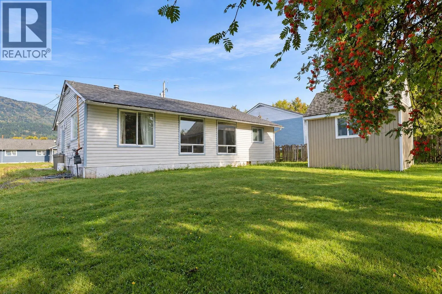 Photo 2 of 15 at 84 CAPILANO Street