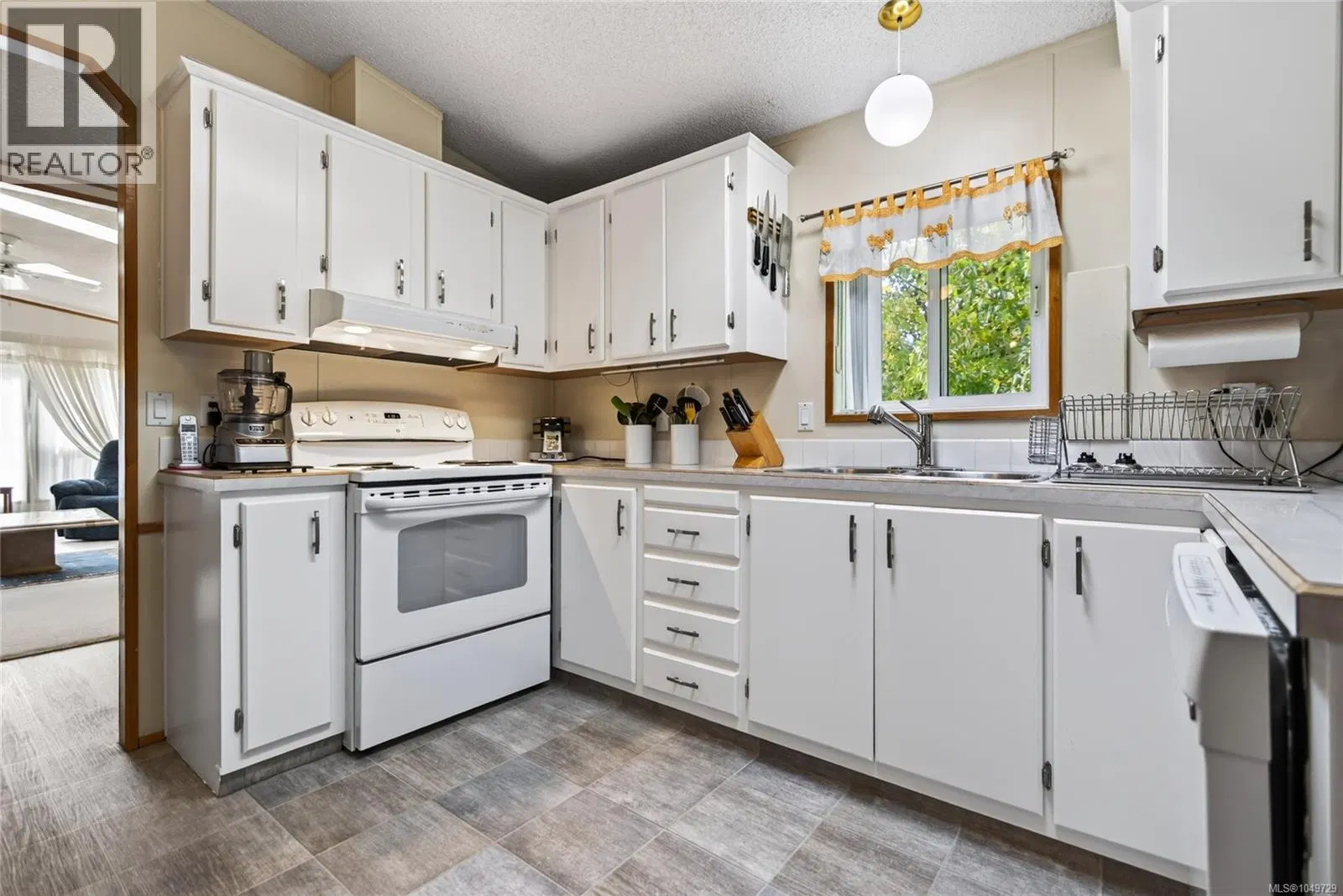 Photo 5 of 47 at #19 – 2140 20th Street