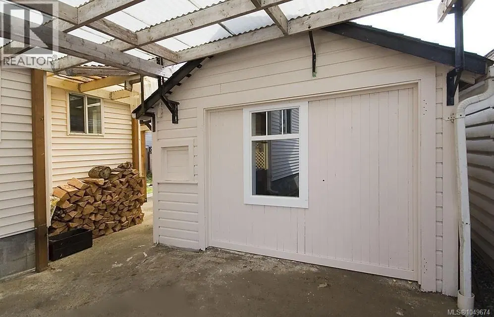 Photo 3 of 4 at 2043 Milton Street