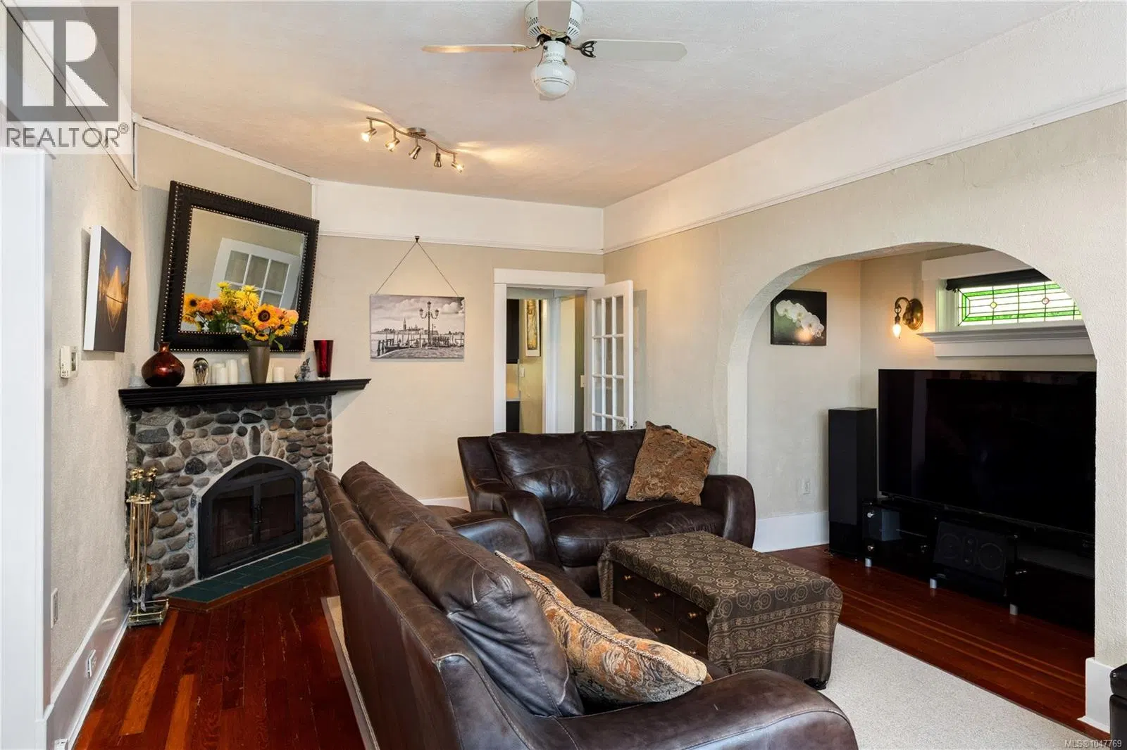 Photo 4 of 57 at 3870 Rowland Avenue