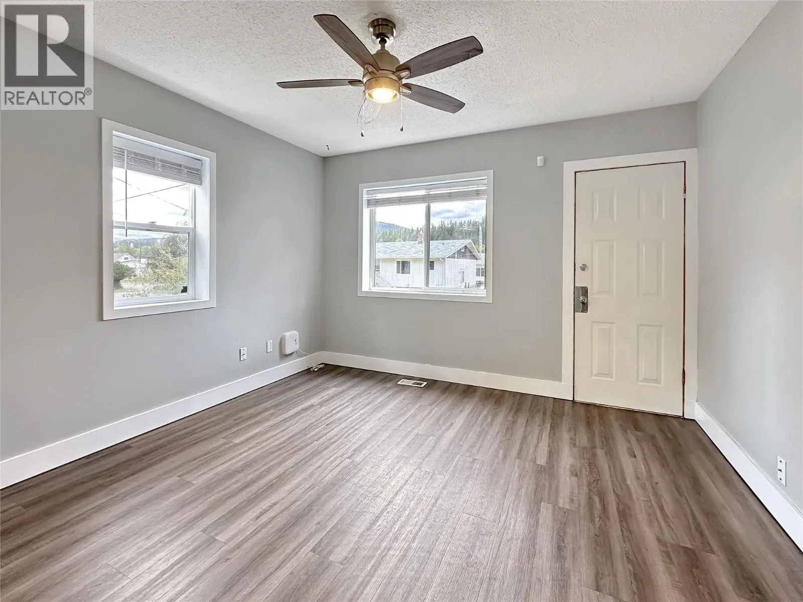 Photo 5 of 27 at 569 Auburn Crescent