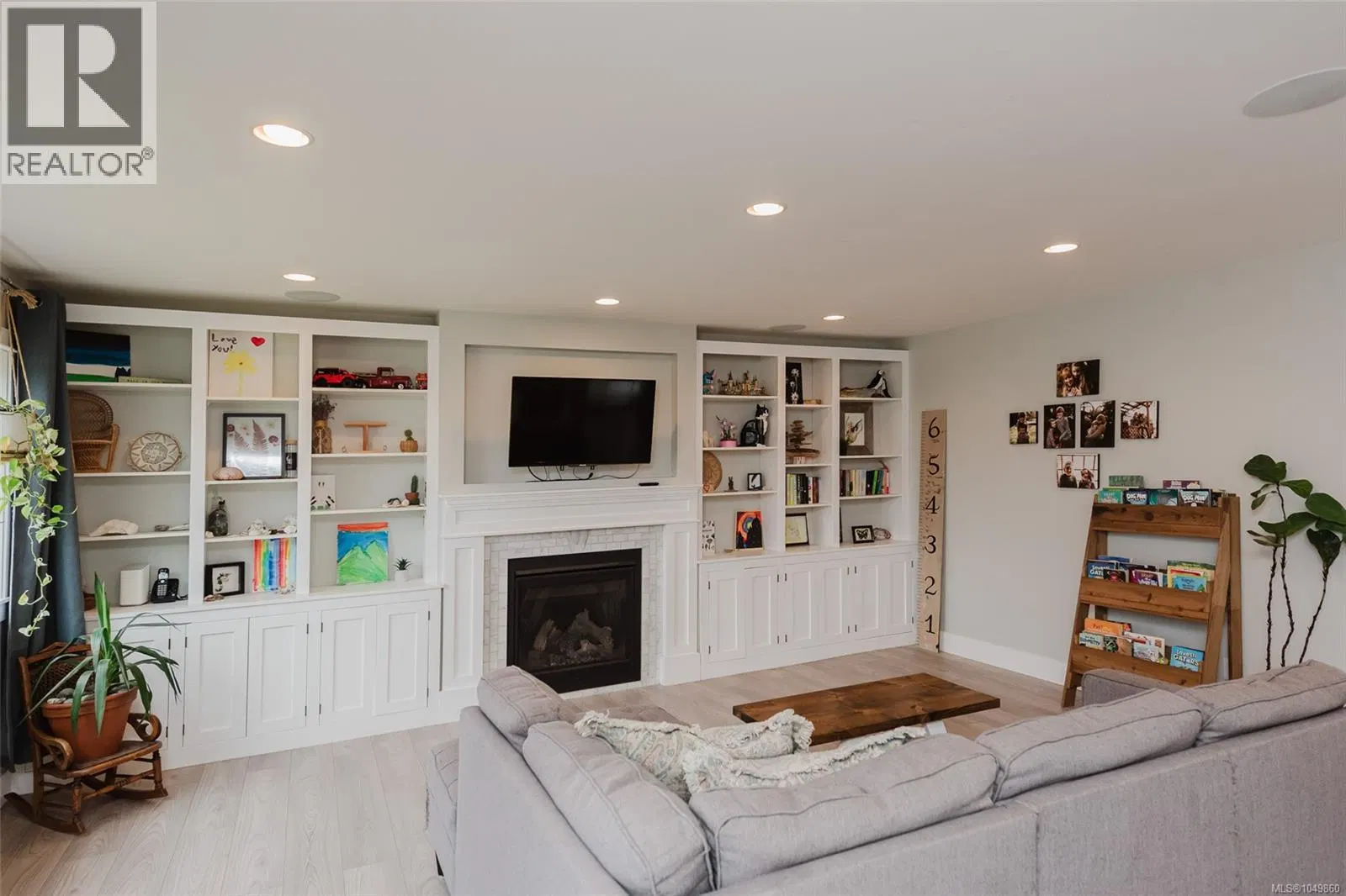 Photo 3 of 36 at 2086 Eardley Road