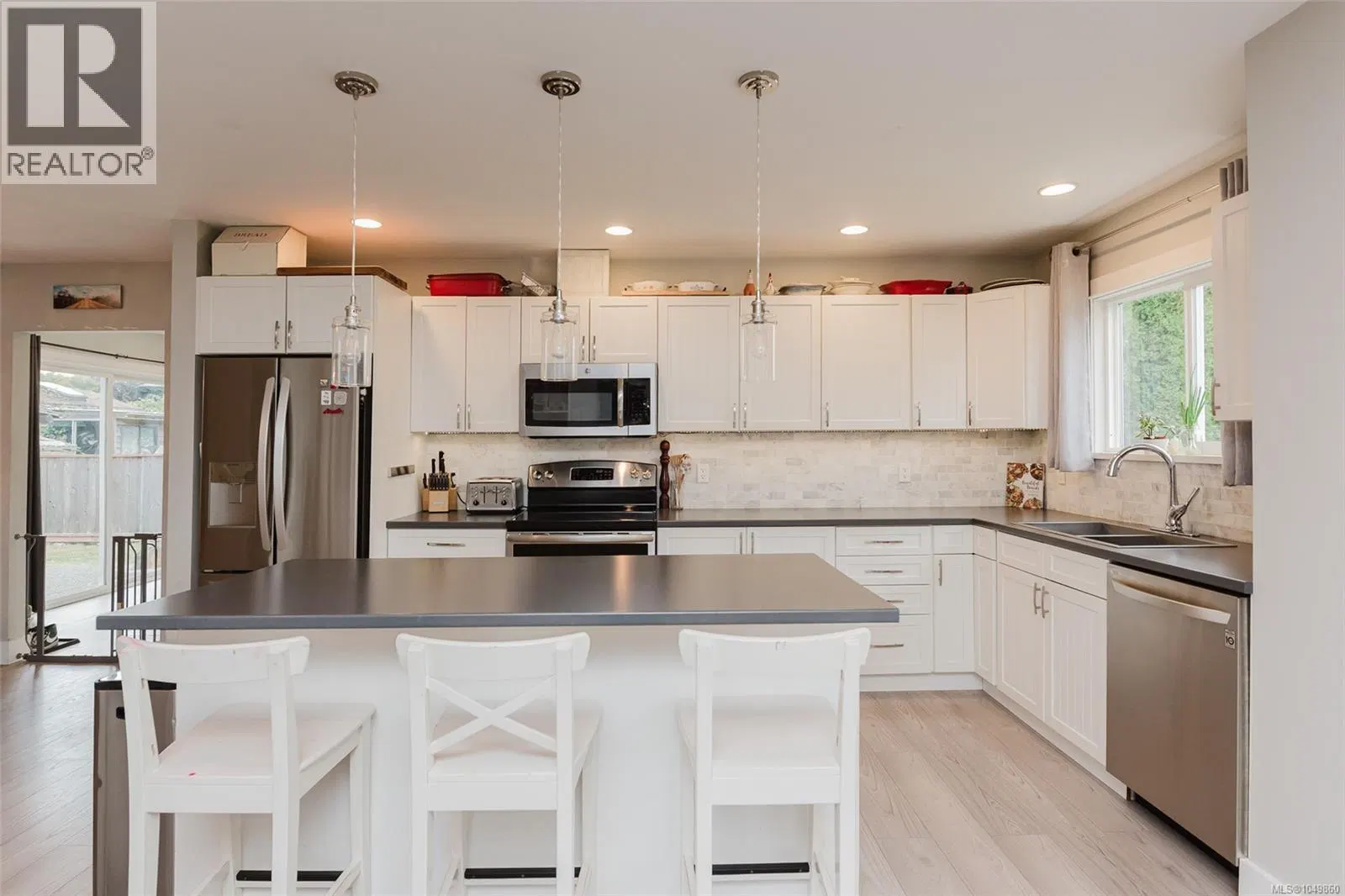 Photo 4 of 36 at 2086 Eardley Road