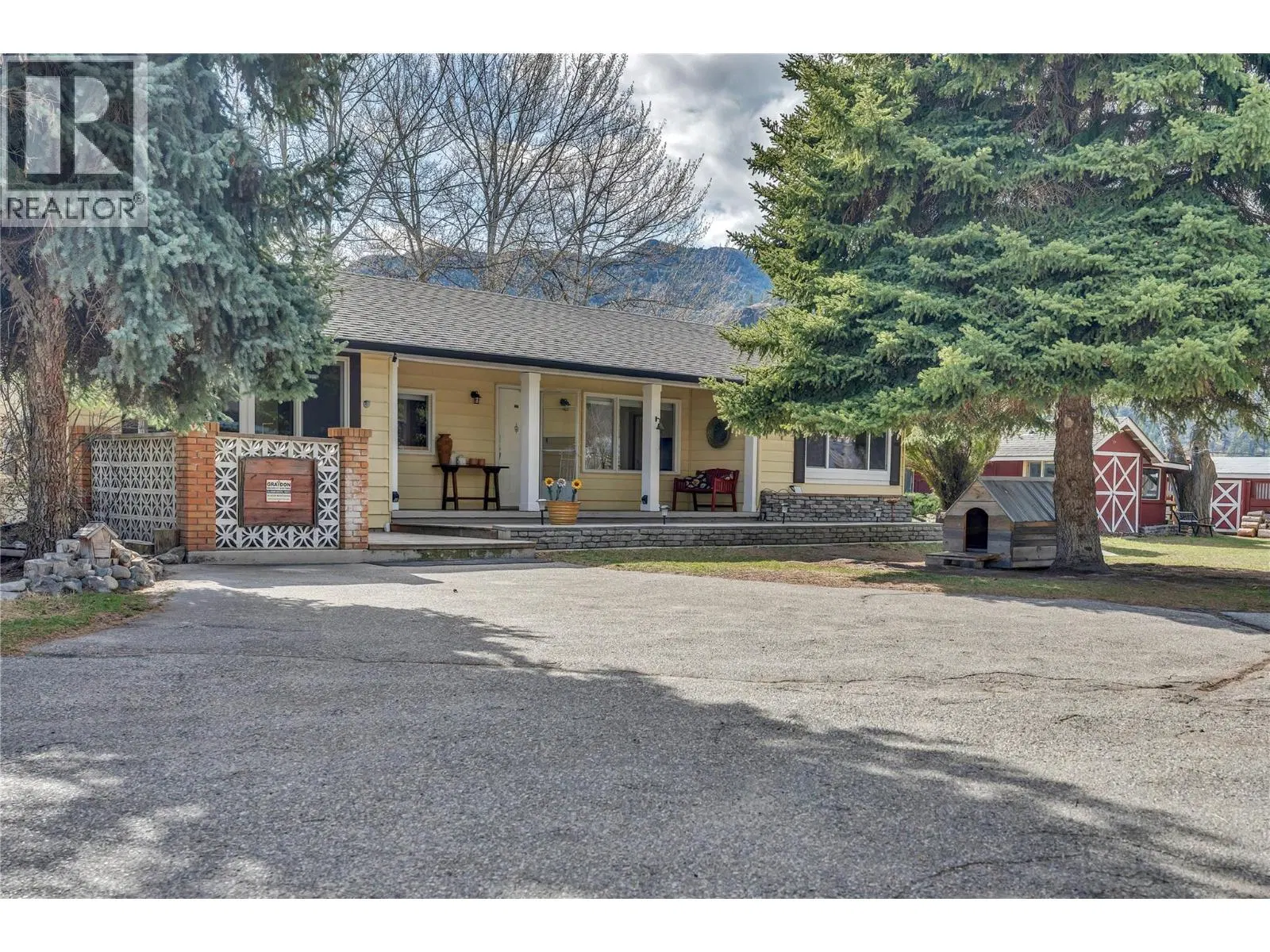Photo 2 of 36 at 212 Carr Crescent