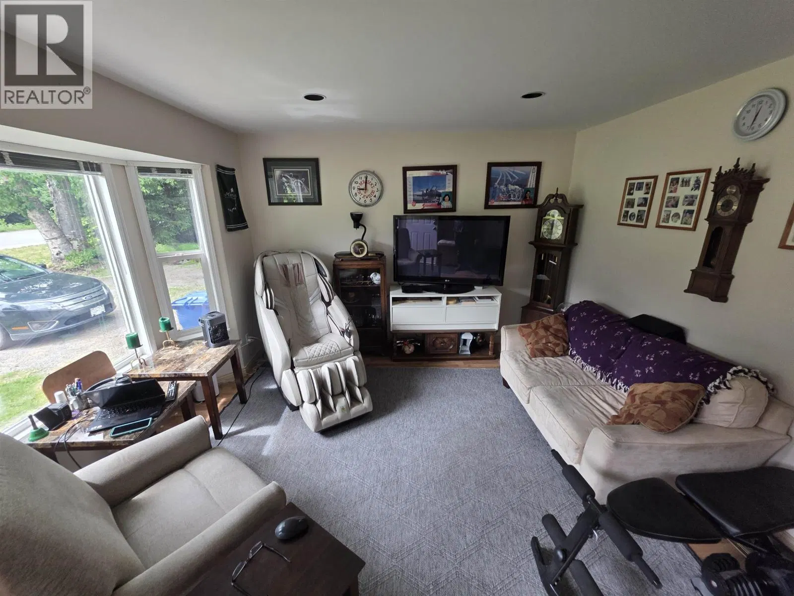 Photo 3 of 18 at 4932 GRAHAM Avenue