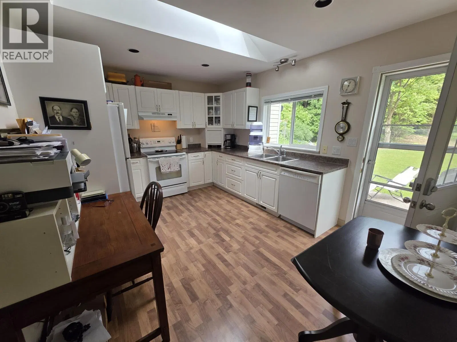 Photo 5 of 18 at 4932 GRAHAM Avenue