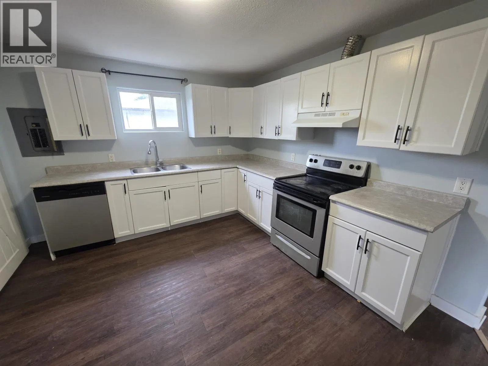 Photo 3 of 18 at 4626 SCOTT Avenue