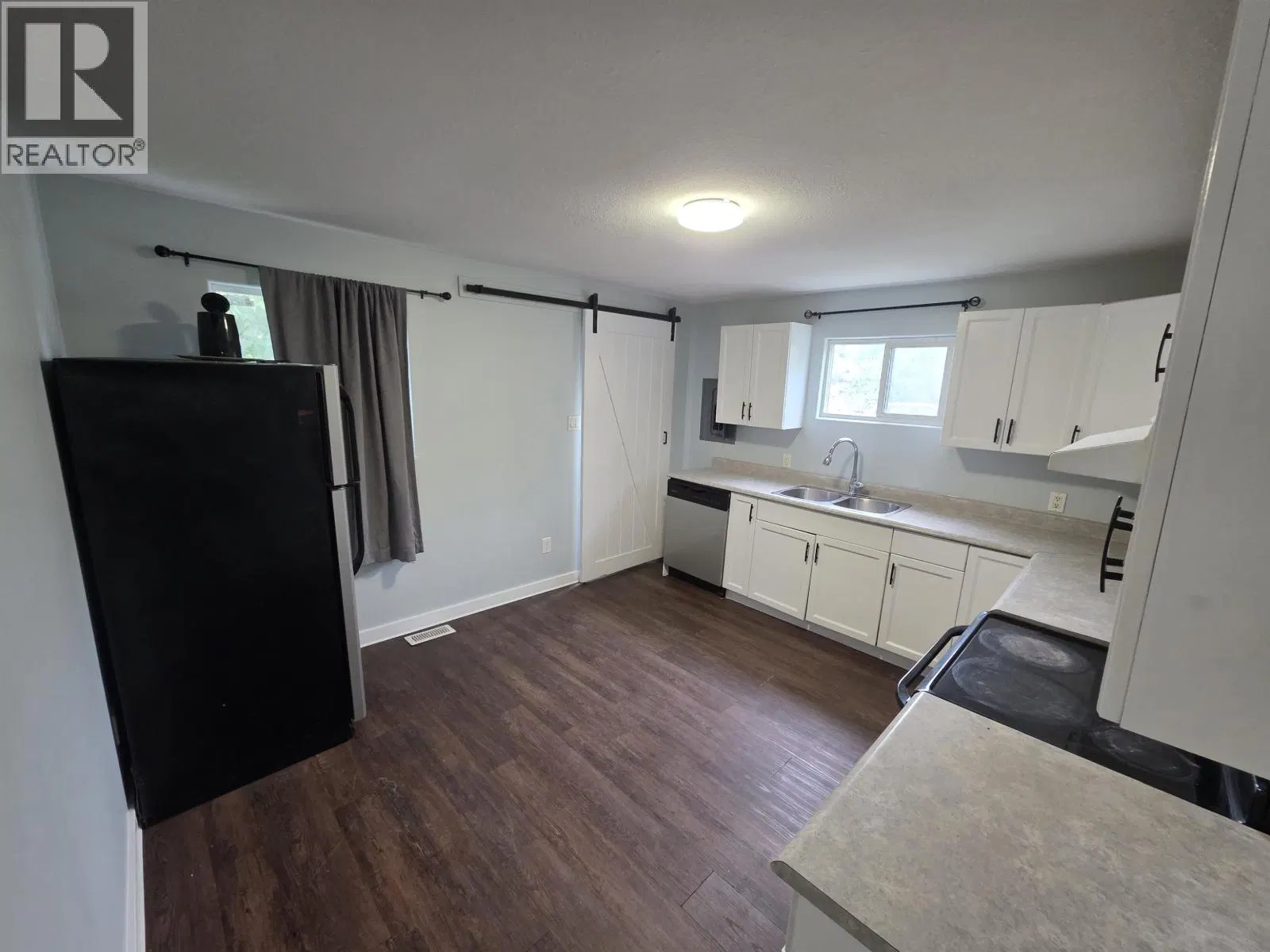 Photo 4 of 18 at 4626 SCOTT Avenue