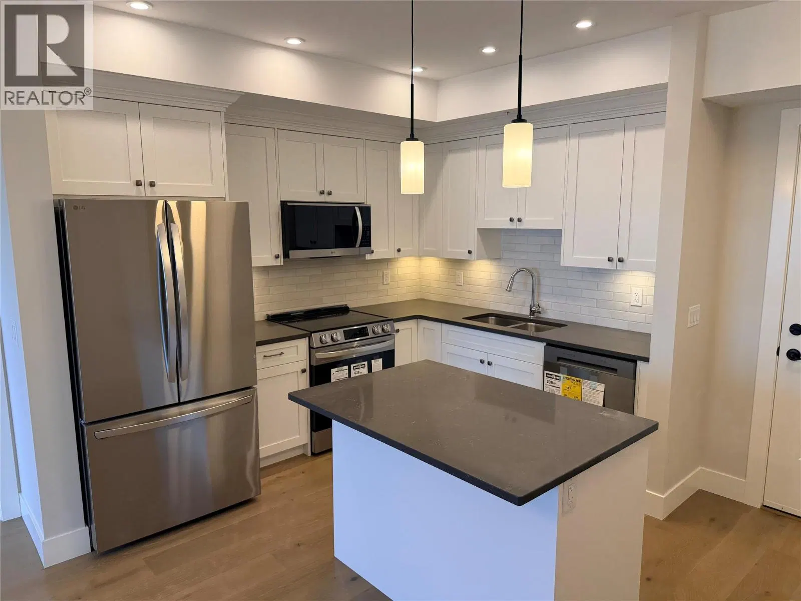 Photo 2 of 16 at #207 – 2171 Van Horne Drive