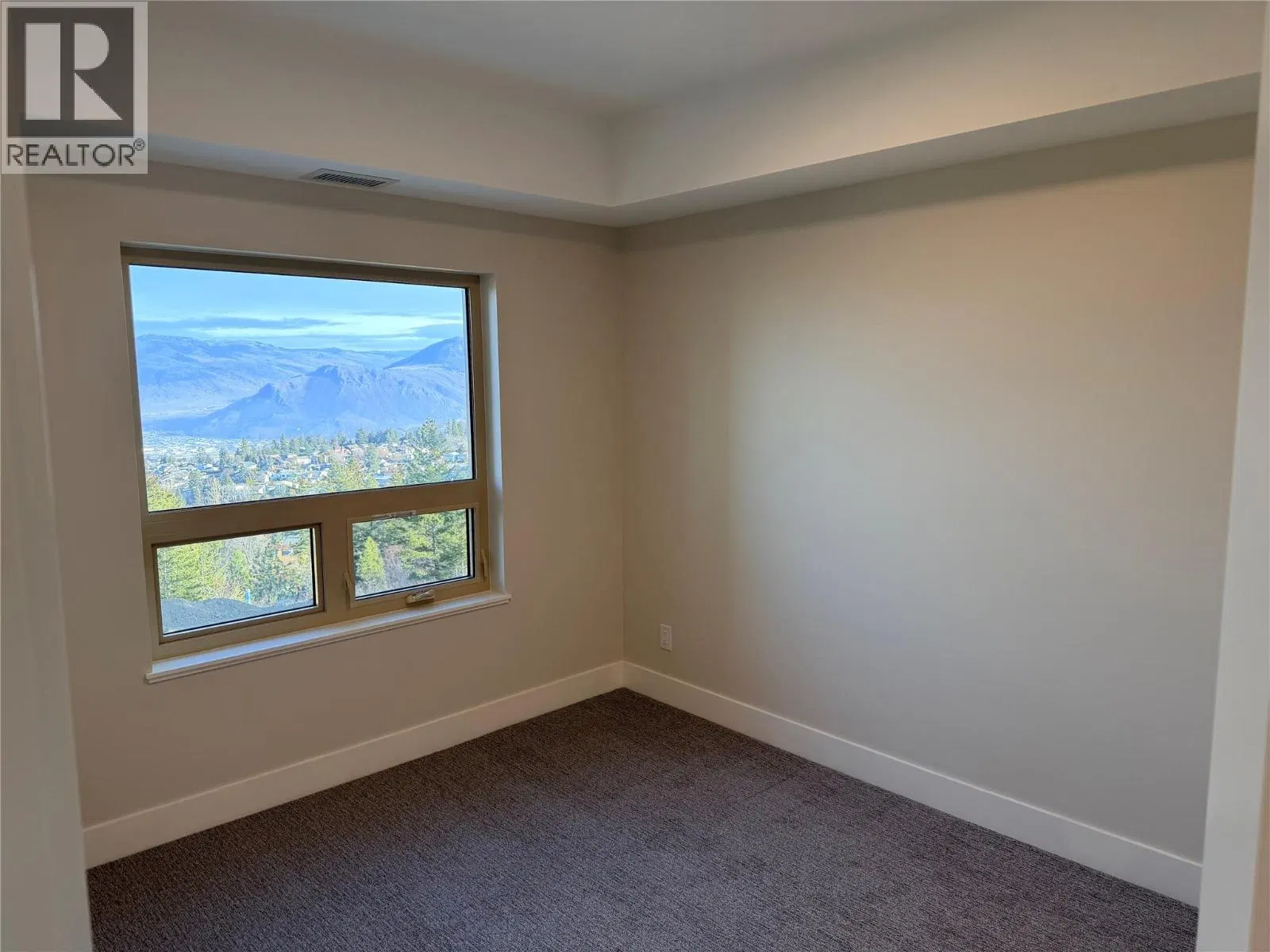 Photo 5 of 16 at #207 – 2171 Van Horne Drive