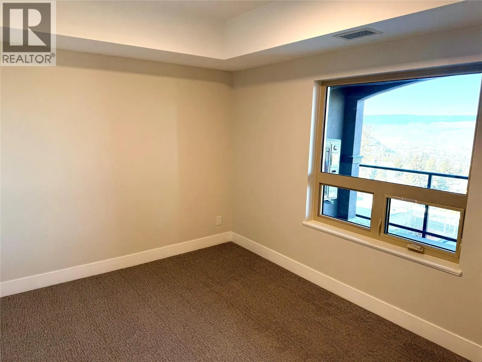 Photo 5 of 14 at #101 – 2171 Van Horne Drive