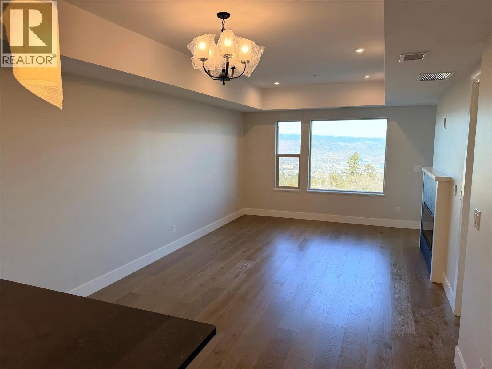 Photo 3 of 17 at #208 – 2171 Van Horne Drive