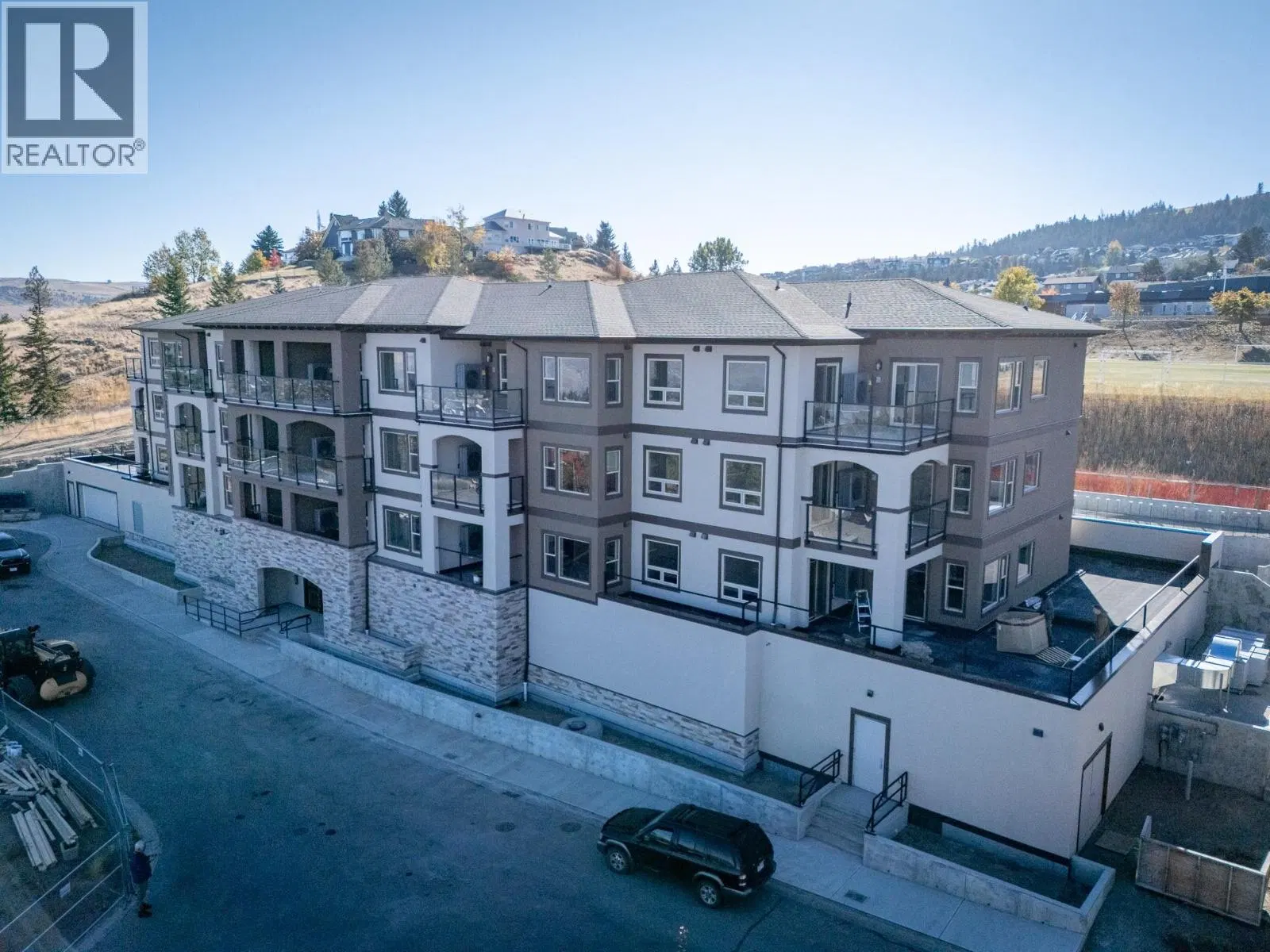 #302 – 2171 Van Horne Drive