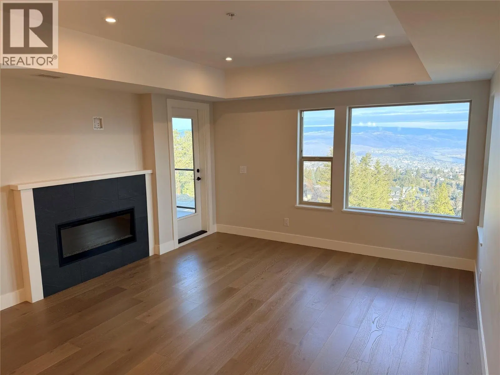 Photo 4 of 16 at #302 – 2171 Van Horne Drive