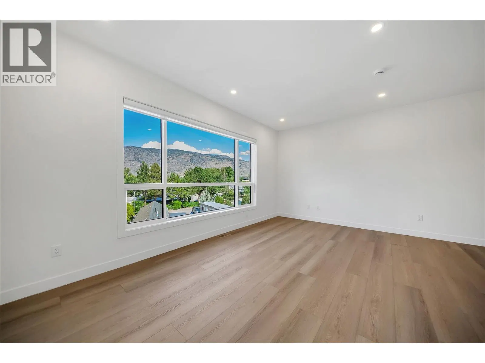 Photo 4 of 40 at #8 – 4601 97 Street