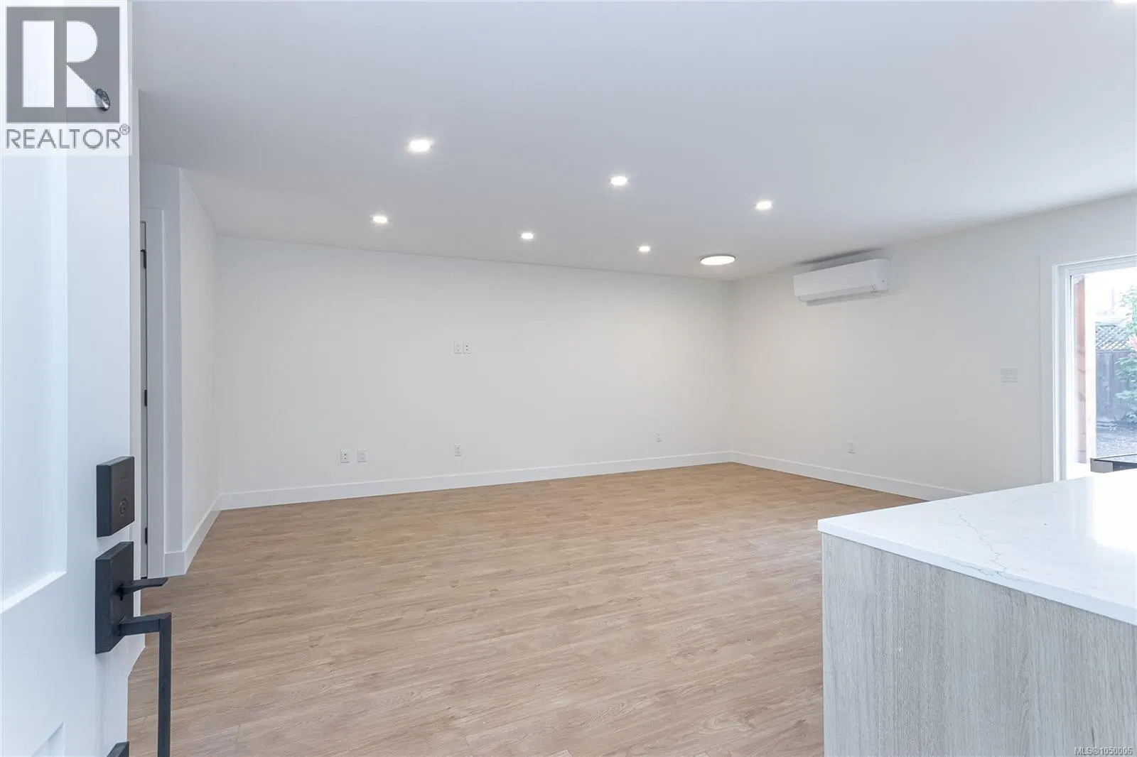 Photo 2 of 23 at D – 2235 Shelbourne Street