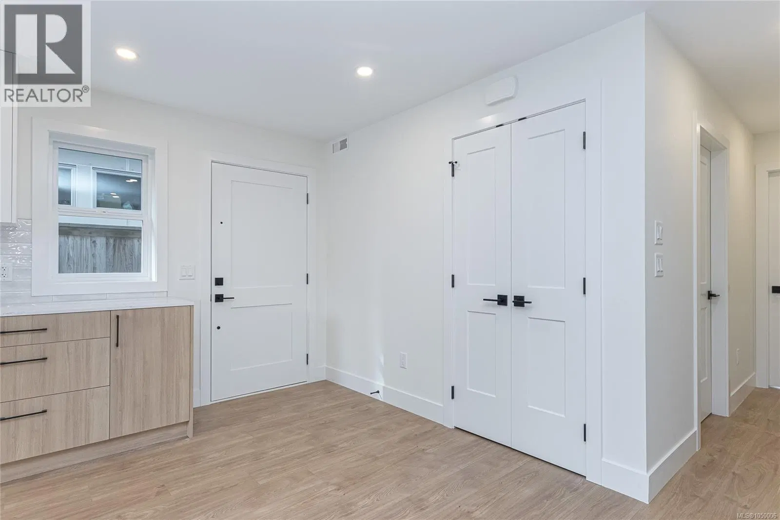 Photo 3 of 23 at D – 2235 Shelbourne Street