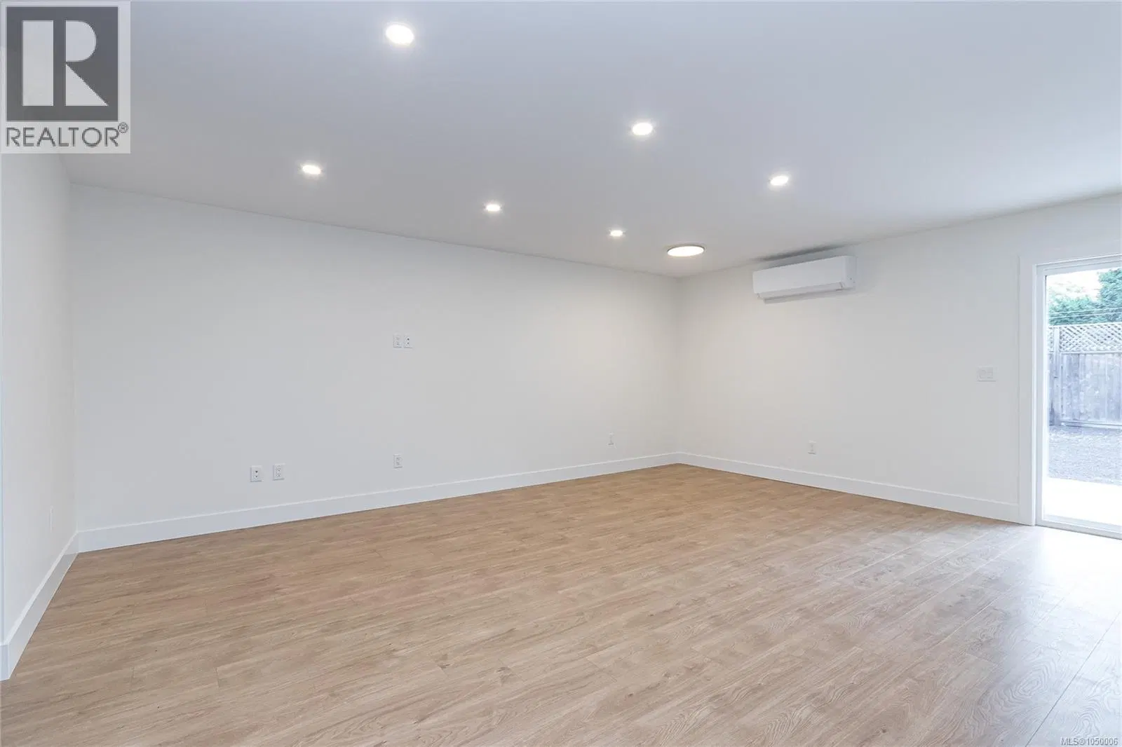 Photo 4 of 23 at D – 2235 Shelbourne Street