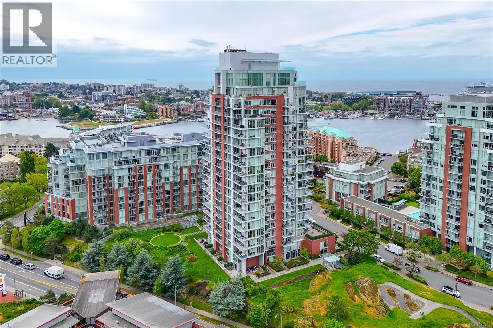Photo 1 of 31 at #809 – 83 Saghalie Road