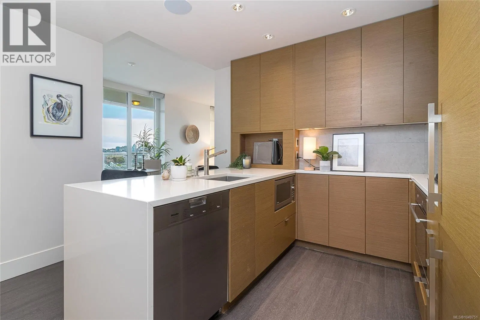 Photo 4 of 31 at #809 – 83 Saghalie Road