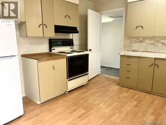 Photo 4 of 14 at 160 Moilliet Street