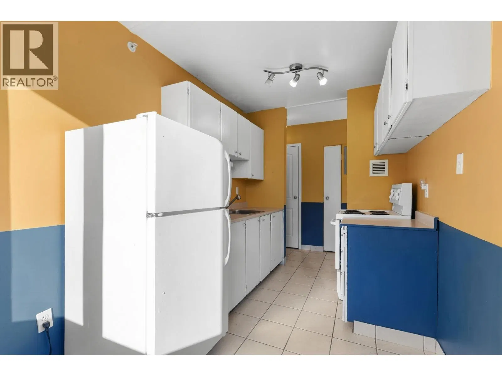 Photo 5 of 15 at #704 – 1501 QUEENSWAY