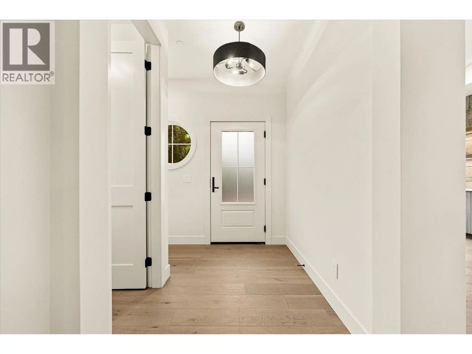 Photo 4 of 45 at #3 – 2435 Taylor Crescent
