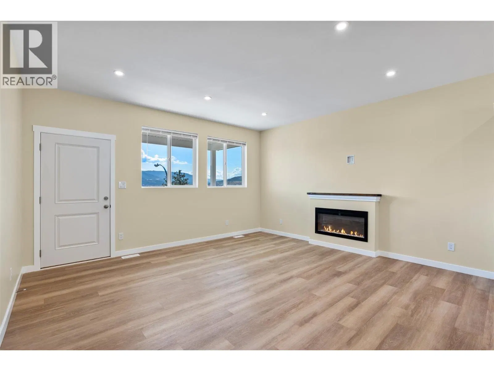 Photo 2 of 33 at 2733 Grandview Heights